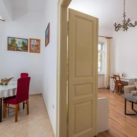 Apartament Lovely In With Wifi Rabac