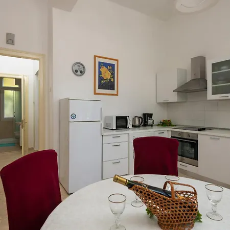 Apartman Lovely In With Wifi Rabac
